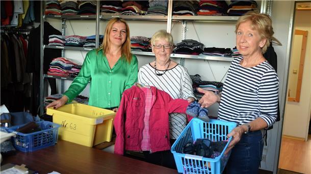 Die Kleiderkammer des Vereins Familie in Not ist seit über 40 Jahren eine feste Größe. Für die wichtige Aufgabe setzen sich unter anderen Ardita Zogiani (von links), Annette Faße und Marlie Hennemann ein.
