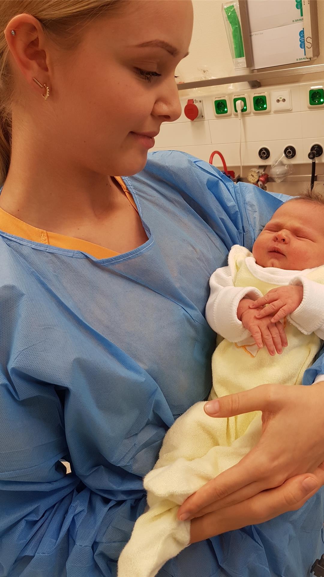Die kleine Luisa hat sich im Elbe Klinikum Stade gut erholt und wird liebevoll umsorgt.