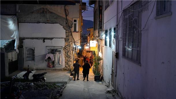 Feiern im Schutt - Das Leben nach dem Erdbeben in der Türkei Die kleine Tanzbar Rosinante in der zerstörten Altstadt bietet den in der Stadt Verbliebenen einen Zufluchtsort in der sonst in Trümmern liegenden Altstadt,