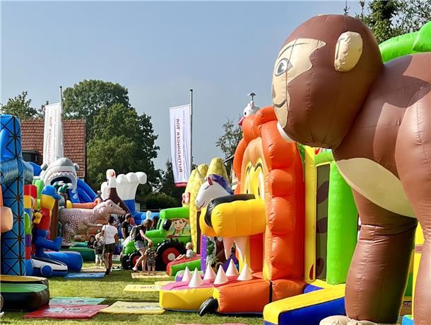 Gerstensaft, Ballonfahrten und Oldtimer: So liefen die Biertage in Abbehausen Hüpfburgen