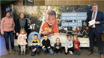 Die Kleinen vom Sellstedter „Kinnerhus“ sind die „Stars“ auf den Werbevideos der Gemeinde (links die Erzieherinnen Petra Buck und Lea Janßen, rechts Bürgermeister Henrik Wärner).