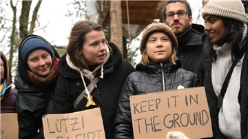 Die Klimaaktivistinnen Luisa Neubauer (2.v.l), Greta Thunberg (3.v.r), Lakshmi Thevasagayam (r) und der Klimaktivist Florian Özcan (2.v.r) protestieren in Lützerath.
