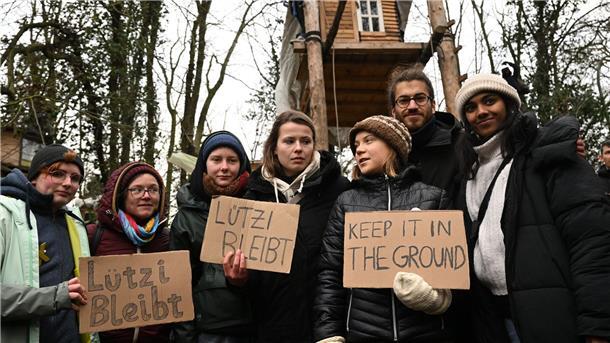 Die Klimaaktivistinnen Luisa Neubauer und Greta Thunberg stehen am dritten Tag der Räumung im von Klimaaktivisten besetzten Braunkohleort Lützerath.
