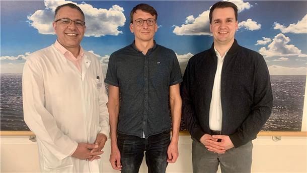 Die Klinikleitung, bestehend aus dem Ärztlichen Direktor Dr. Mohamed Al-Mwalad (links) und dem Klinikgeschäftsführer Thomas Hempel (rechts), begrüßt den neuen Chefarzt der Rheumatologie Dr. Ingo Hartig (Mitte). 