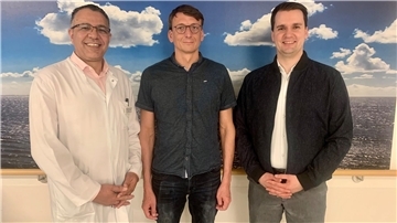 Die Klinikleitung, bestehend aus dem Ärztlichen Direktor Dr. Mohamed Al-Mwalad (links) und dem Klinikgeschäftsführer Thomas Hempel (rechts), begrüßt den neuen Chefarzt der Rheumatologie Dr. Ingo Hartig (Mitte). 