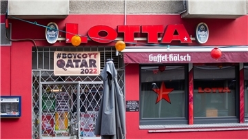 Die Kneipe Lotta in der Kölner Südstadt boykottiert die Fußball-WM-Spiele in Katar und hat über dem Eingang ein Banner aufgehängt.