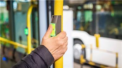 Die Koalition in Bremerhaven bezuschusst das Busticket Mia-plus. Es kostet künftig 20 Euro weniger im Monat.