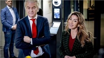 Die Koalitionsverhandlungen in den Niederlanden laufen mehreren Wochen. Wunschpartner des niederländische Rechtspopulisten Geert Wilders (l), ist die Partei für die Freiheit (PVV) mit ihrer Vorsitzenden Dilan Yesilgöz.