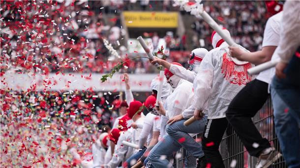 3:1 gegen Münster: Köln neuer Zweitliga-Tabellenführer Die Kölner Fans genießen die Vorstellung ihrer Mannschaft.