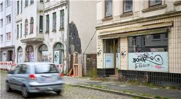 Die Körnerstraße 7 und 9 (rechts). Früher war mal ein Bäcker in der 9. Jetzt ist das Haus völlig heruntergekommen, wie auch die Nummer 7, vor der aus Sicherheitsgründen eine Absperrung angebracht wurde.
