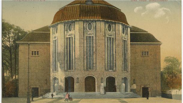 Die kolorierte Ansichtskarte von 1912 zeigt das ein Jahr zuvor eröffnete Stadttheater, in dem die Brüder Thiele häufig zu Gast waren.