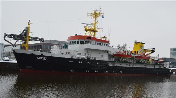 Die „Komet“ im Bremerhavener Fischereihafen. Hier kann sie Landstrom beziehen. Ihr Antrieb läuft laut BSH mit synthetischem Gas-to-Liquid-Treibstoff.