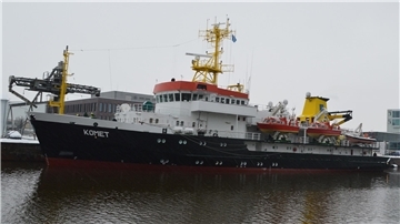 Die „Komet“ im Bremerhavener Fischereihafen. Hier kann sie Landstrom beziehen. Ihr Antrieb läuft laut BSH mit synthetischem Gas-to-Liquid-Treibstoff.