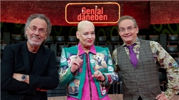 Die Komiker Hugo Egon Balder (l-r), Hella von Sinnen und Wigald Boning in der Kulisse der Kultshow „Genial daneben“.