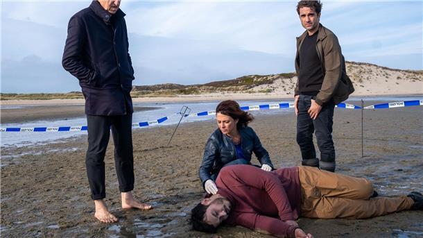 Zwei Tote am Strand: „Nord Nord Mord“ im ZDF Die Kommissare Carl Sievers (Peter Heinrich Brix, l.), Ina Behrendsen (Julia Brendler) und Hinnerk Feldmann (Oliver Wnuk, r.) mit dem Toten im Watt.