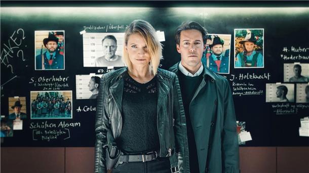 Ein Fall aus der Vergangenheit - „Der Tote in der Schlucht“ Die Kommissare Lisa Kuen (Patricia Aulitzky) und Alexander Yüsüf-Demir (Dominik Raneburger) sammeln Fakten.
