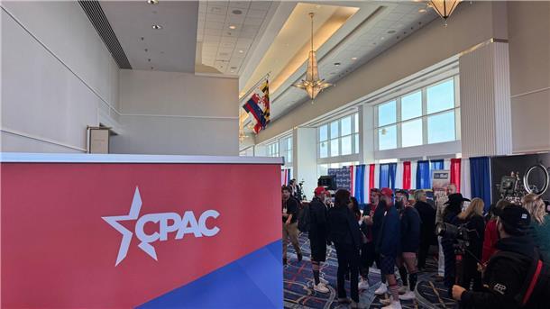 Trump-Fans machen Front gegen Selenskyj und Europa Die Konferenz findet in einem riesigen Veranstaltungskomplex nahe der US-Hauptstadt Washington statt.