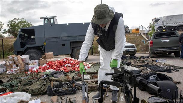 Kosovo: Serbische Armee kommt aus drei Richtungen  Die kosovarische Polizei zeigt nach den Kämpfen mit dem Kommandotrupp beschlagnahmte Waffen und militärische Ausrüstung.