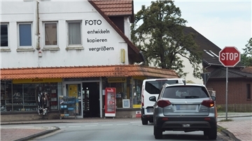 Die Kreuzung der Butjadinger Straße mit der Strandallee und der etwas versetzt gegenüber einmündenden Rathausstraße in Burhave ist ein verkehrlich problematischer Bereich.