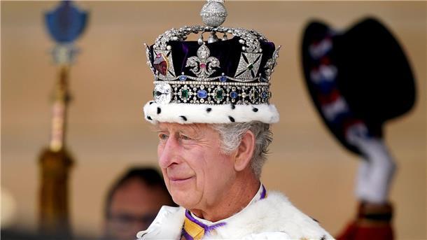 Charles der Letzte? Auf den König warten viele Probleme Die Krone sitzt: König Charles III. empfängt einen königlichen Salut von Mitgliedern des Militärs in den Gärten des Buckingham Place nach seiner Krönung.