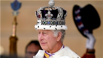 Die Krone sitzt: König Charles III. empfängt einen königlichen Salut von Mitgliedern des Militärs in den Gärten des Buckingham Place nach seiner Krönung.