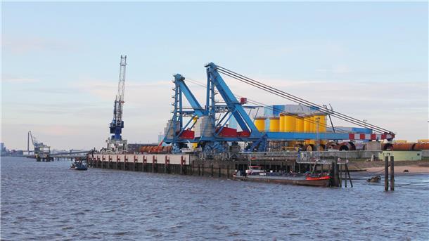 Die Kronos-Pier (im Vordergrund vor dem Steelwind-Anlieger) ist dringend sanierungsbedürftig. Seit Jahren wird über die Instandsetzung gesprochen. Doch passiert ist bislang nichts.