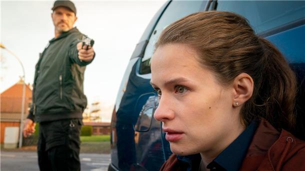 Dem Tod auf den Fersen: „Der Beschützer“ im Ersten Die Kronzeugin Fiona (Marlene Tanczik) wird von einem Söldner (Christoph Domanski) mit einer Waffe bedroht.