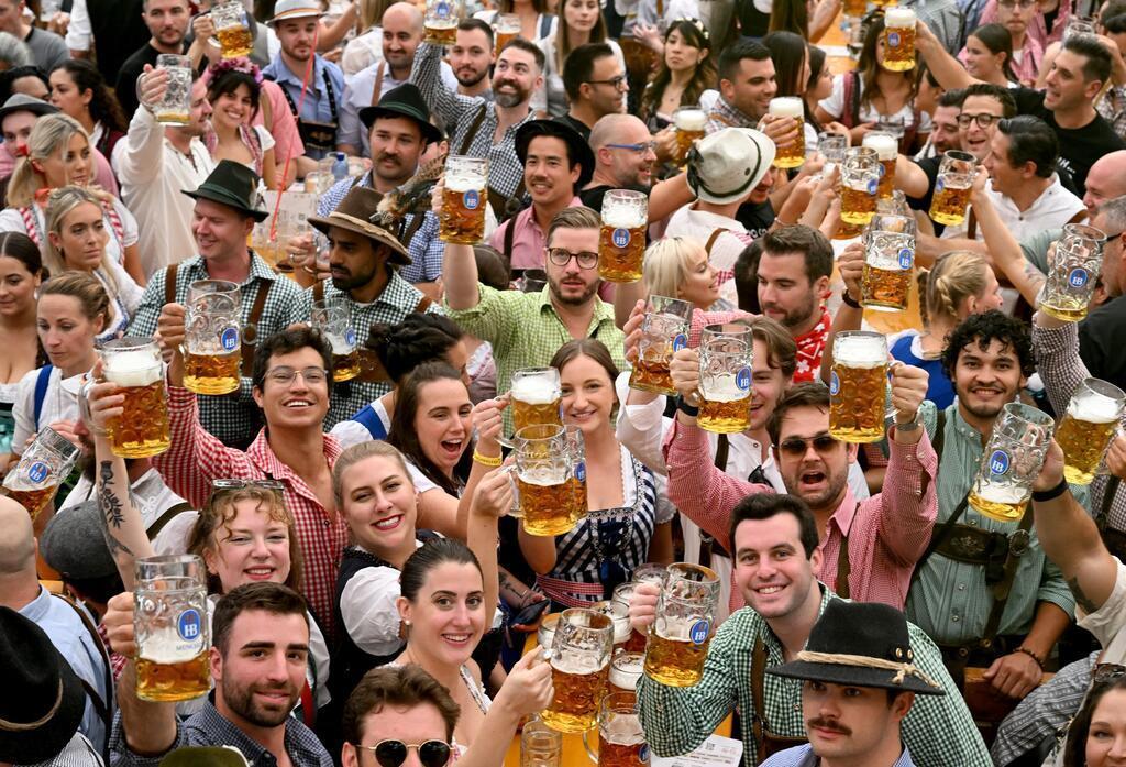 „Die Krüge hoch!“ (Archivbild)
