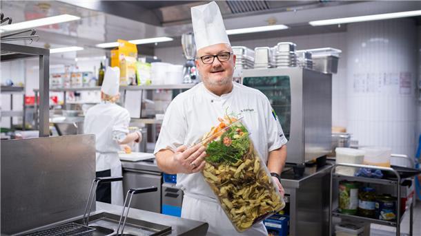 Die Küche des Atlantic Sail City Hotel in Bremerhaven reduziert ihre Lebensmittelabfälle. Deshalb gibt es immer weniger Reste. Küchenchef Dominik Flettner zeigt den Produktionsabfall aus Gemüseschalen, die über einen ganzen Tag abgefallen sind.
