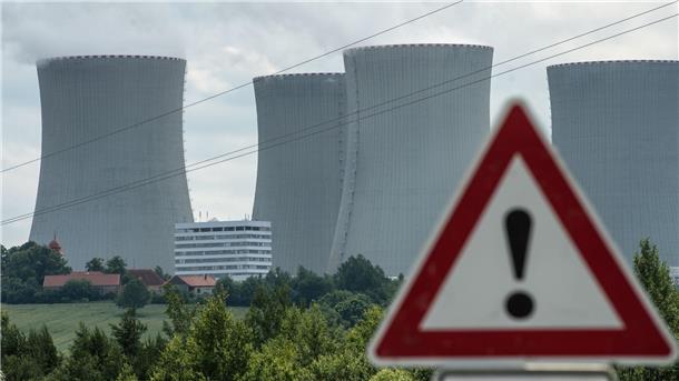Tschechien beschleunigt Ausbau der Atomkraft Die Kühltürme des Atomkraftwerkes Temelin.