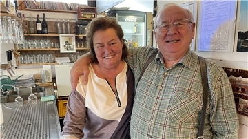 Die Kündigung für ihr Restaurant in Fedderwardersiel war für Birgit und Friedrich Finnendahl ein harter Schlag. Doch jetzt können sie wieder lachen. In Schweewarden fangen sie neu an.