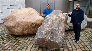 Künstler Cyrill Lachauer und Komponist sowie Künstler Ari Benjamin Meyers (re.) an ihrem Kunstwerk „Triad (Siren Sounds)“ am Deutschen Auswandererhaus in Bremerhaven. 