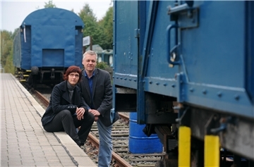 Die Künstlergruppe "Das Letzte Kleinod" (im Bild Jens-Erwin Siemssen und Juliane Lenssen) will sich mit Hilfe von Fördermitteln Solarzellen auf den Zug holen.