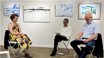 Von links: Anne Humboldt, Doris Becker, Hans-Heinrich Berends bei einem Interview im Museum Nordenham.