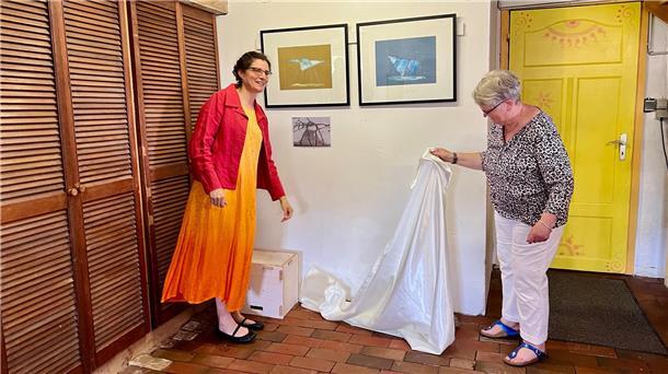 Überraschte Gäste: Neue Ausstellung der Butjenter Künstlerin Christine Pape Zwei Frauen enthüllen Bilder in Ausstellung