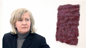 Die Künstlerin Rosemarie Trockel in einer Ausstellung im Schloss Morsbroich 2012.