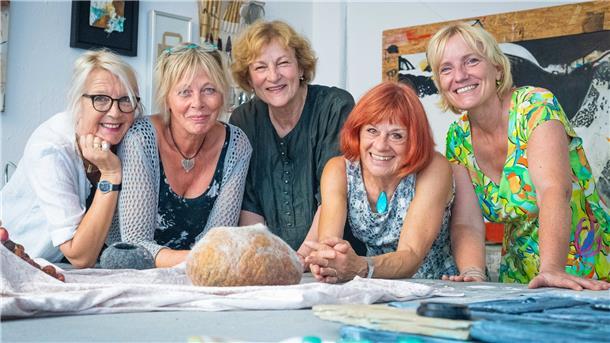 Die Künstlerinnen (von links) Bärbel Ricklefs-Bahr, Susanne Godt, Annemarie Arndt, Carla Mantel und Ulrike Schiffer haben sich zu einer Ateliergemeinschaft zusammengeschlossen.
