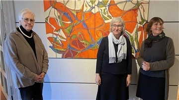 Kunst in der Burg zu Hagen: 500 Besucher bei der Burgomenta 04 Drei Frauen stehen vor einem farbenfrohen, abstrakten Gemälde mit dominanten Orange-, Blau- und Grüntönen.