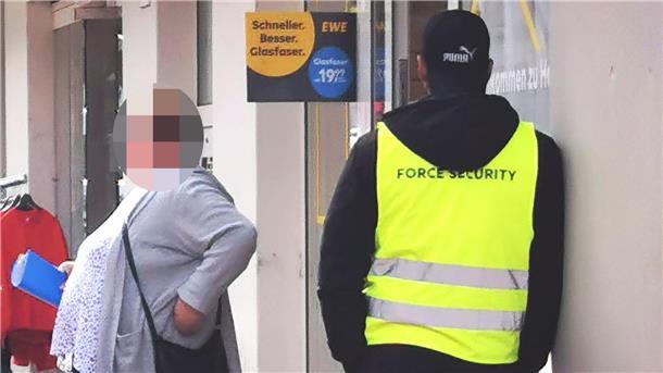 Security-Mitarbeiter vor EWE
