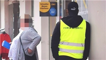 Security-Mitarbeiter vor EWE