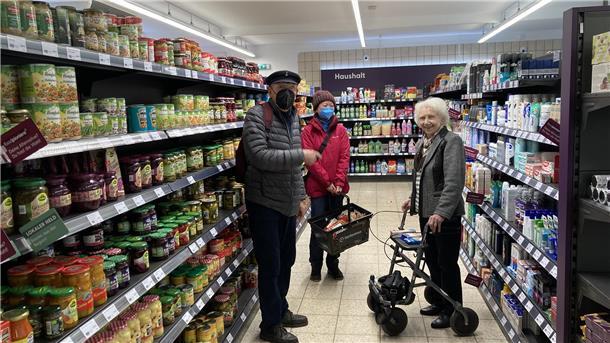 Vier Monate Tante Enso in Sellstedt: So läuft der Laden Die Kunden sind voll des Lobes für den Tante-Enso-Markt in Sellstedt (von links); Wilfried Knuschke, Yi Hong Wang und Gertrud Hamel.
