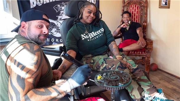 Diese Motive sind bei Donner Tattoo in Nordenham angesagt Tätowierer bei der Arbeit