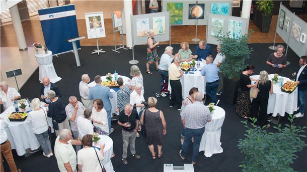 Kunst trifft Wein: Martine Claassen gestaltet Etikett für Volksbank-Weinedition Die Kunstausstellung der Künstlerin war ein voller Erfolg.