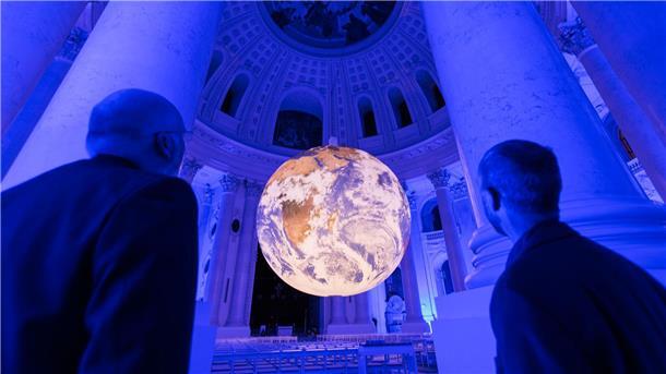 Die Kunstinstallation Gaia hängt im Dom von St. Blasien.