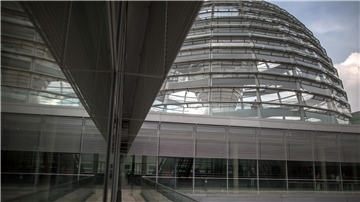 Die Kuppel auf dem ehemaligen Reichstagsgebäude, dem Sitz des Deutschen Bundestags.