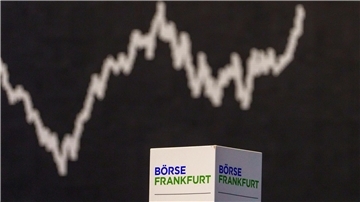 Die Kurve des deutschen Aktienindex (DAX) zeigt nach oben. Die Deutsche Börse hat im ersten Quartal 2024 deutlich mehr verdient als erwartet.