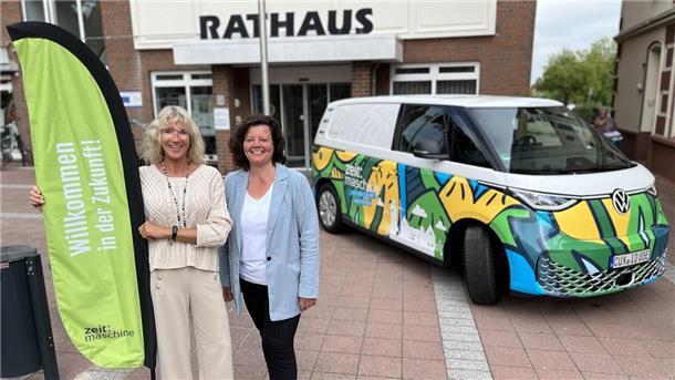 Die Lackierung ist ein Hingucker: Der ID.BUZZ soll in allen 16 Ortschaften der Stadt Geestland über „Smart Cities“ informieren. Projektleiterin Britta Murawski (links) und Bürgermeisterin Gabi Kasten freuen sich auf den Start.