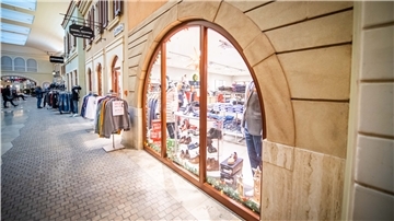 Die Ladenzeile im Outlet-Center Mediterraneo.