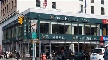 Die Lage bei der strauchelnden US-Regionalbank First Republic bleibt trotz einer konzertierten Hilfsaktion der größten Geldhäuser der Vereinigten Staaten prekär.