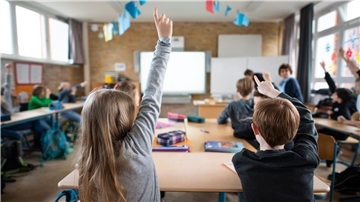 Symnbolfoto zum Thema "Unterrichtsversorgung in der Wesermarsch": Das Bild zeigt den Unterricht in einer fünften Klasse.
